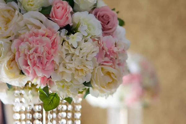 Composizione Fatta Fioristi Fiori Freschi Alla Festa Matrimonio Celebrazione — Foto Stock