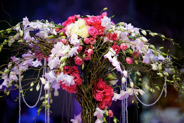 Composizione Fatta Fioristi Fiori Freschi Alla Festa Matrimonio Celebrazione — Foto Stock