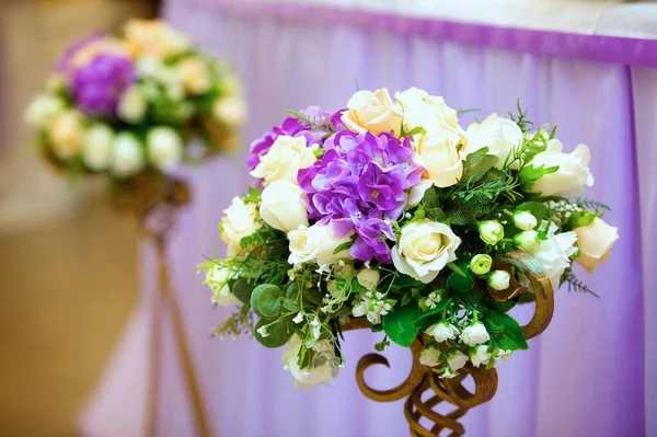 Composizione Fatta Fioristi Fiori Freschi Alla Festa Matrimonio Celebrazione — Foto Stock