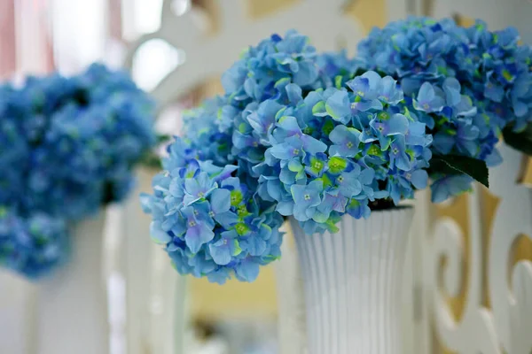 Композиция Выполнена Флористами Свежих Цветов Вечеринке Свадьбе Торжестве — стоковое фото