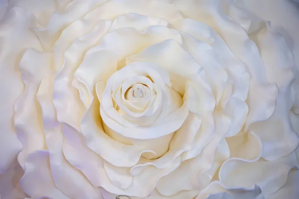 Μεγάλο Λευκό Τεχνητό Τριαντάφυλλο Λουλούδι Κατασκευασμένο Από Πλαστικό Υλικό Διακοσμητική — Φωτογραφία Αρχείου