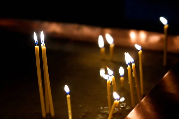 Kerzen Aus Gelbem Wachs Werden Der Christlichen Kirche Entzündet — Stockfoto