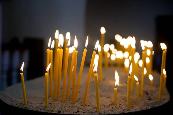 Kerzen Aus Gelbem Wachs Werden Der Christlichen Kirche Entzündet — Stockfoto