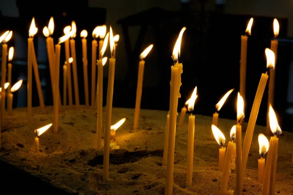 Kerzen Aus Gelbem Wachs Werden Der Christlichen Kirche Entzündet — Stockfoto