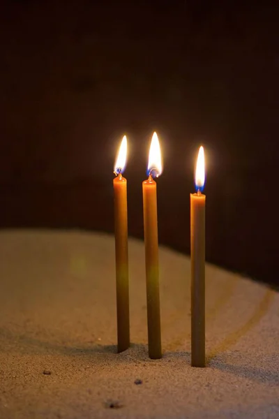 Kerzen Aus Gelbem Wachs Werden Der Christlichen Kirche Entzündet — Stockfoto