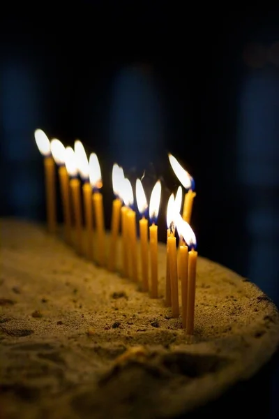 Kerzen Aus Gelbem Wachs Werden Der Christlichen Kirche Entzündet — Stockfoto