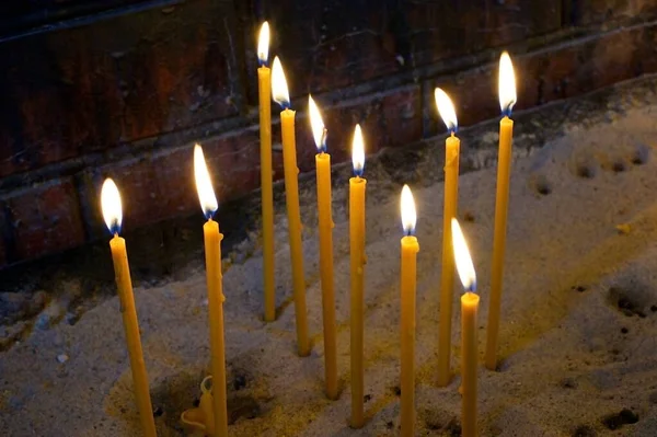 Kerzen Aus Gelbem Wachs Werden Der Christlichen Kirche Entzündet — Stockfoto