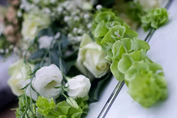 Samenstelling Gemaakt Door Bloemisten Van Verse Bloemen Vakantie Auto — Stockfoto