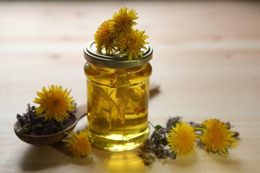 Linden ağacının yapraklarından çıkan reçel kavanozu masanın ahşap yüzeyinde duruyor..