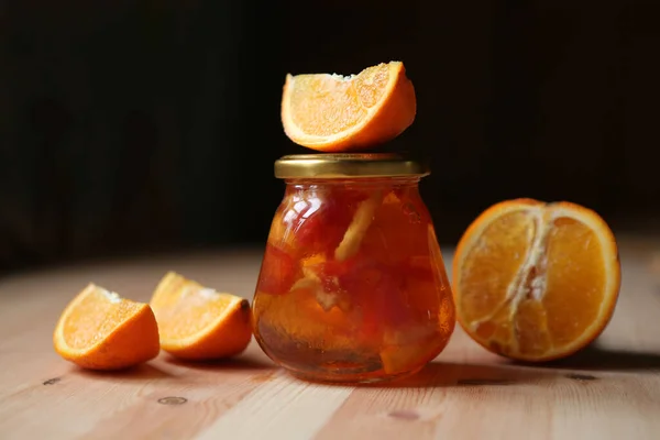 Narancssárga Grépfrútdarabok Dzsemje Áll Asztal Felületén Narancsszeletekkel Körülvéve — Stock Fotó