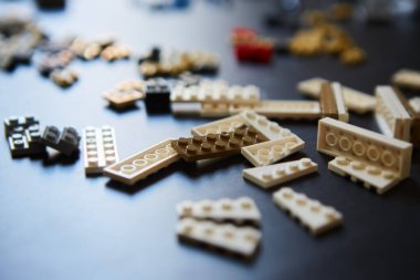 Tuğla çocuk inşaatçısının ayrıntıları masanın üzerinde. Çocuk oyuncakları ve gelişimi kavramı.