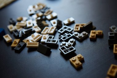 Tuğla çocuk inşaatçısının ayrıntıları masanın üzerinde. Çocuk oyuncakları ve gelişimi kavramı.