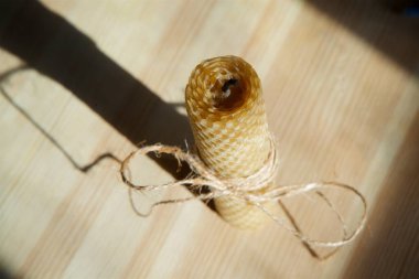 Mum, bal peteğinden yapılmış..