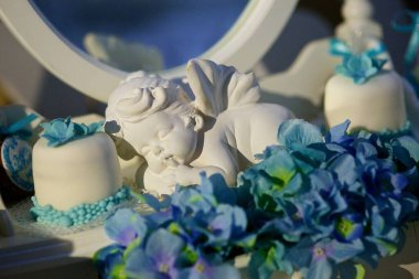 Küçük bir meleğin heykelciği. Özel günlerde ya da tatillerde süslemeler arasında..