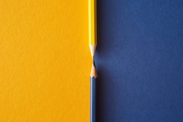 Lápices Colores Amarillo Azul Encuentran Borde Dos Colores Brillantes Fondo —  Fotos de Stock