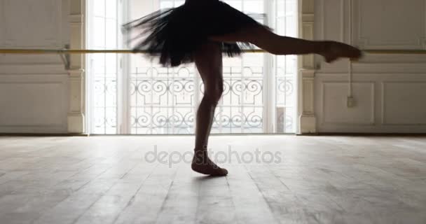 Ballerina dreht Pirouetten — Stockvideo