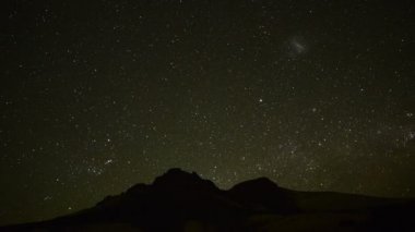 Gece gökyüzünde yıldız dolu