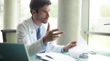 Çerçeve hastaya sonuçları açıklayan doktor