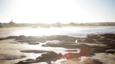 Sakin, kayalık plaj