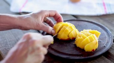 Dilimlenmiş şeftali meyve salatası için ekleme