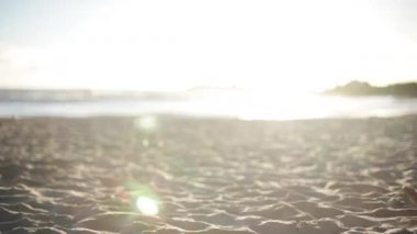 Kumsalda yürüyen kadın 