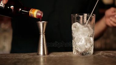 Barmen Campari için kokteyl ekleme