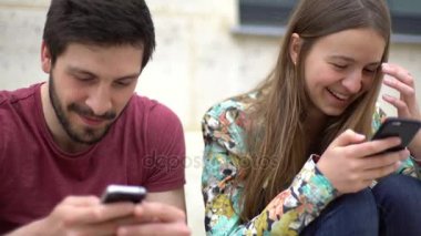 Akıllı telefonlar ile birlikte oturan Çift