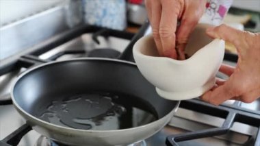 Tavada sautéing malzemeler