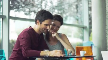 Tablet kullanan çift