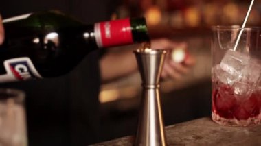 Barmen vermut kokteyl için ekleme