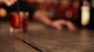 Barmen hizmet negroni müşteriye