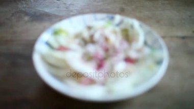 Salata tabağına ahşap masa