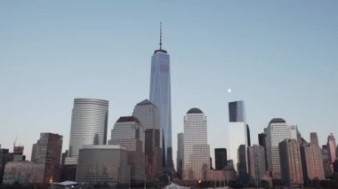 Manhattan kent merkezinin içinde modern gökdelenler 