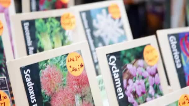 Фасовані квіткові цибулини на продаж в магазин — стокове відео