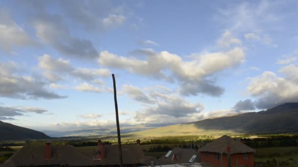 Wolken ziehen über Dorf — Stockvideo