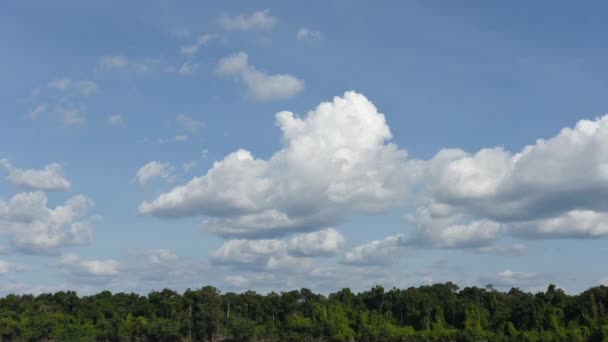 Nuvens no céu azul — Vídeo de Stock