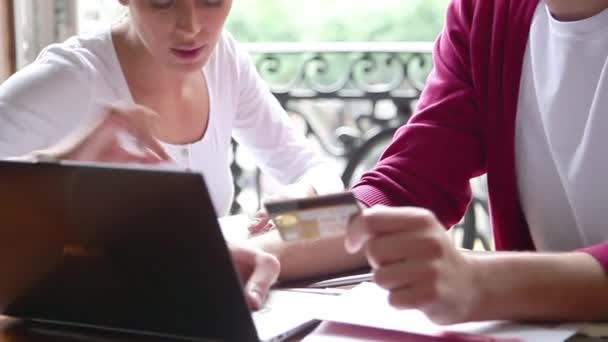 Kredi kartı ile Çift — Stok video