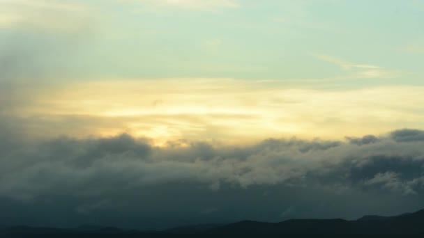 Vista del paisaje nublado de la noche — Vídeos de Stock