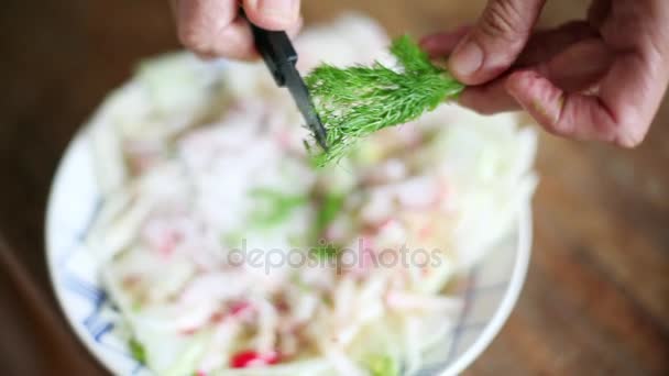 Donna snipping finocchio foglia oltre insalata — Video Stock