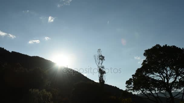 Солнечные лучи за горами — стоковое видео