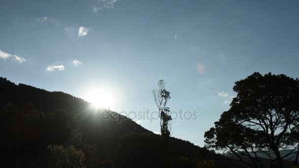 Sol bajando detrás de montaña — Vídeo de stock