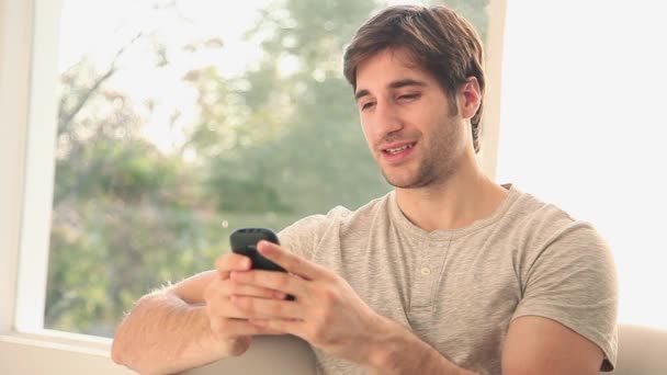 Homem Enviando Mensagem Texto Falando Telefone Celular — Vídeo de Stock