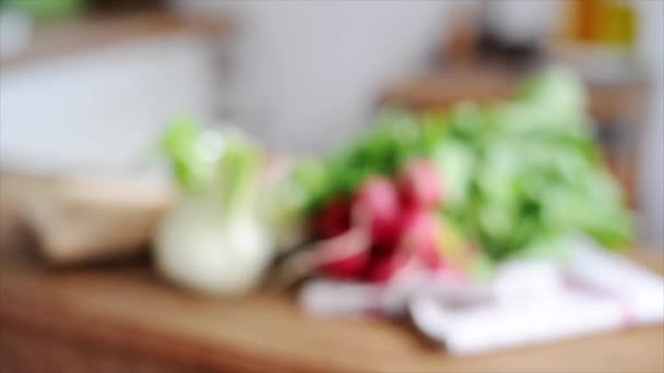Funcho e rabanetes no balcão de cozinha — Vídeo de Stock