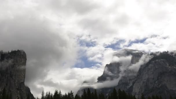 Lasso di tempo di nuvole che volteggiano intorno alle montagne — Video Stock