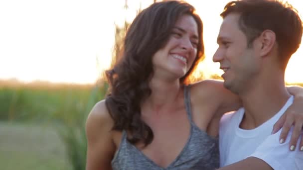幸福的年轻夫妇 — 图库视频影像