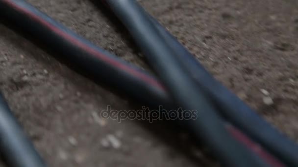 Tracking shot de cables eléctricos — Vídeo de stock