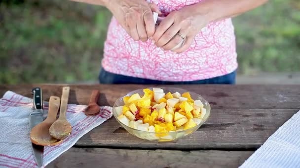 Přidání suger ovocný salát směs — Stock video