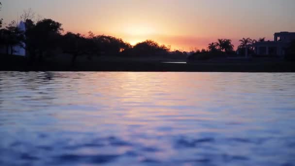 Lago tropical ao pôr-do-sol — Vídeo de Stock