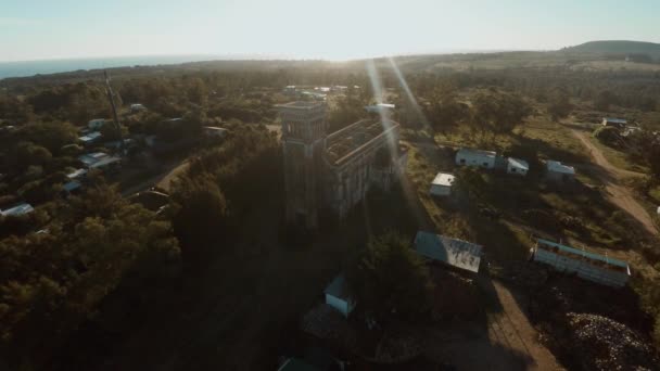 Разрушенная, заброшенная церковь — стоковое видео
