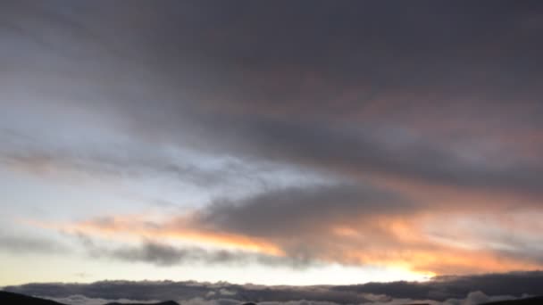 Vista da paisagem nublada ao pôr do sol — Vídeo de Stock